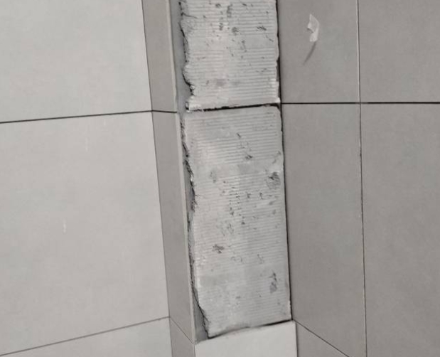 丰南瓷砖空鼓维修公司分享下瓷砖施工前基层浇水润湿程度不足，可能导致以下问题